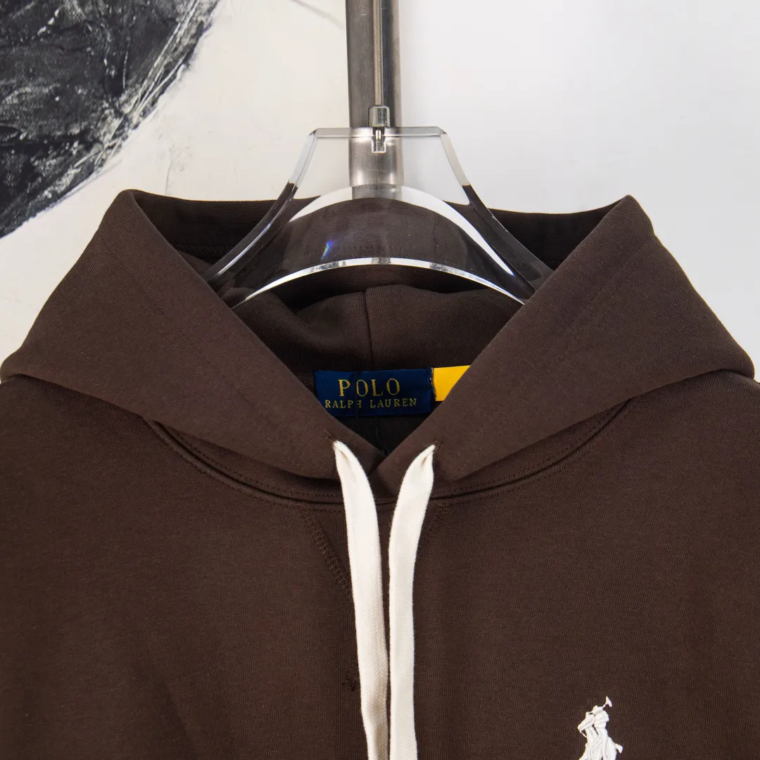 P300 zp version [Exclusive supply] Ralph Lauren/Ralph Lauren 2025SS Four Seasons classic style stacked topstitch design five-color thin hooded sweatshirt -370g double-sided cotton heavyweight fabric✅ -Original same 7.5CM widened thread processing✅ -Front collar patchwork triangle block four-needle six-thread topstitch design✅ -RL Four Seasons classic style Loose fit, easy for both men and women to control Simple Clean and versatile, exposed topstitching patchwork triangle 1.3 cm retro original color hook and loop drawstring, full of details. Color: navy blue, brown, pink, gray. Size: S M L XL. Number: WW10749